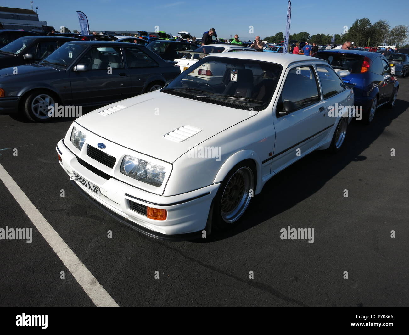 Ford Sierra RS Cosworth in Diamond White in Donnington Park Rennstrecke an der RS Owners Club nationaler Tag - Frontansicht mit Aftermarket Räder 1 1 mk Generation gezeigt Stockfoto