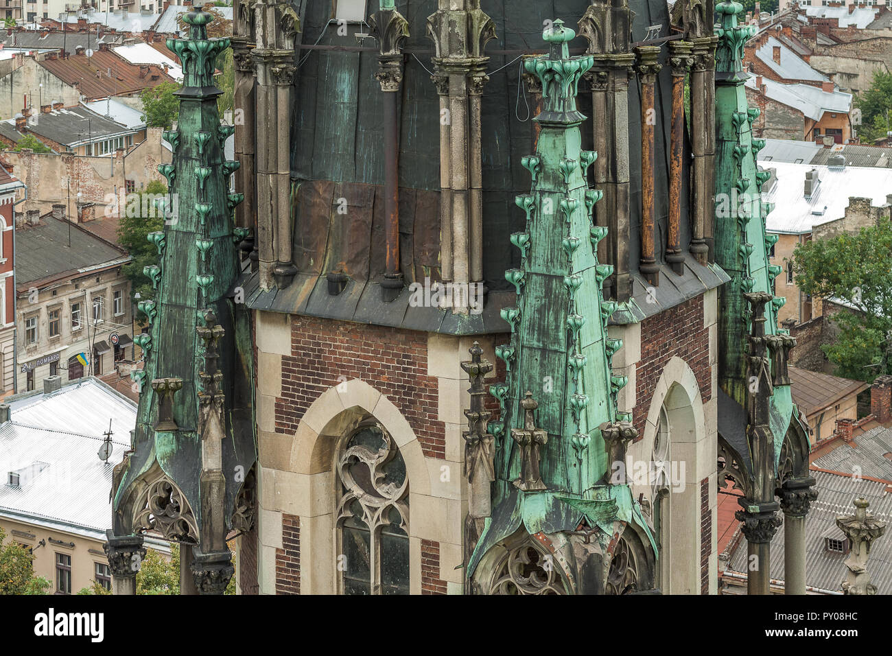 Detail der Turm der Kirche der Heiligen Olga und Elisabeth auf einem Hintergrund von Lemberg Dächer Stockfoto