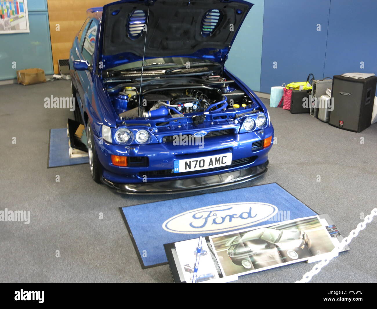 Ford Escort RS Cosworth 4x4 im Kaiserlichen blaue Lackierung in Donnington Park Rennstrecke an der RS Owners Club National Day 2017 geändert Beispiel concours Zustand mit Motorhaube angehoben, Motorraum Stockfoto