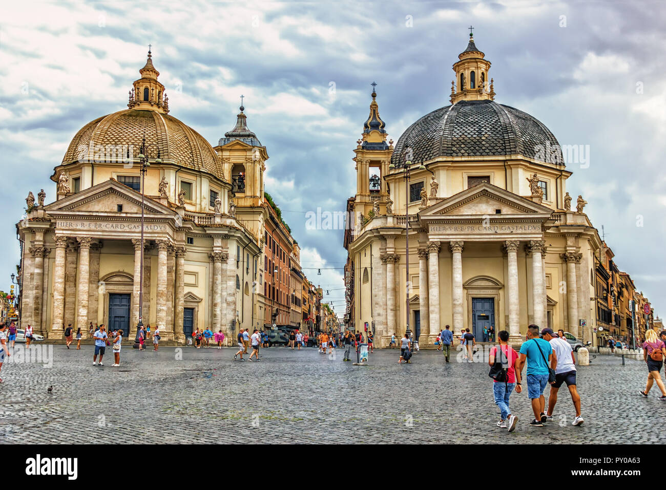 Rom/Italien - 27. August 2018: Italienische Straße Via del Corso zwischen Santa Maria dei Miracoli Kirche und Santa Maria di Montesanto Kirche Stockfoto