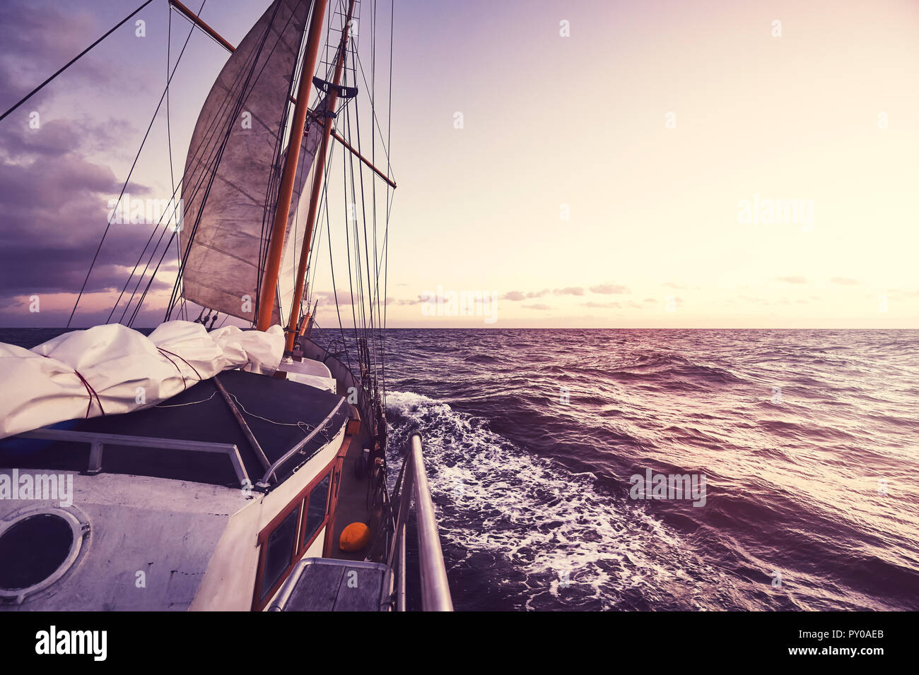 Alte Segelschiff bei Sonnenuntergang, Reisen und Abenteuer Konzept, Farbe getonte Bild. Stockfoto