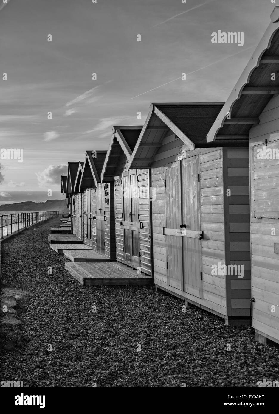 Schwarze und weiße Strand Hütten Stockfoto