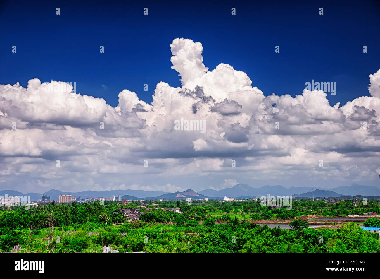 Pingyao Diaolou Scenic Area in Zili Dorf in Pingyao Chinas in der Provinz Guangdong an einem sonnigen blauen Himmel. Stockfoto