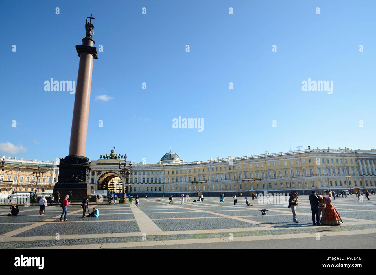 Das Gebäude ist ein Gebäude mit einer 580 m langen bogenförmigen Fassade, am Schlossplatz in Sankt Petersburg, Russland befindet sich vor dem W Stockfoto