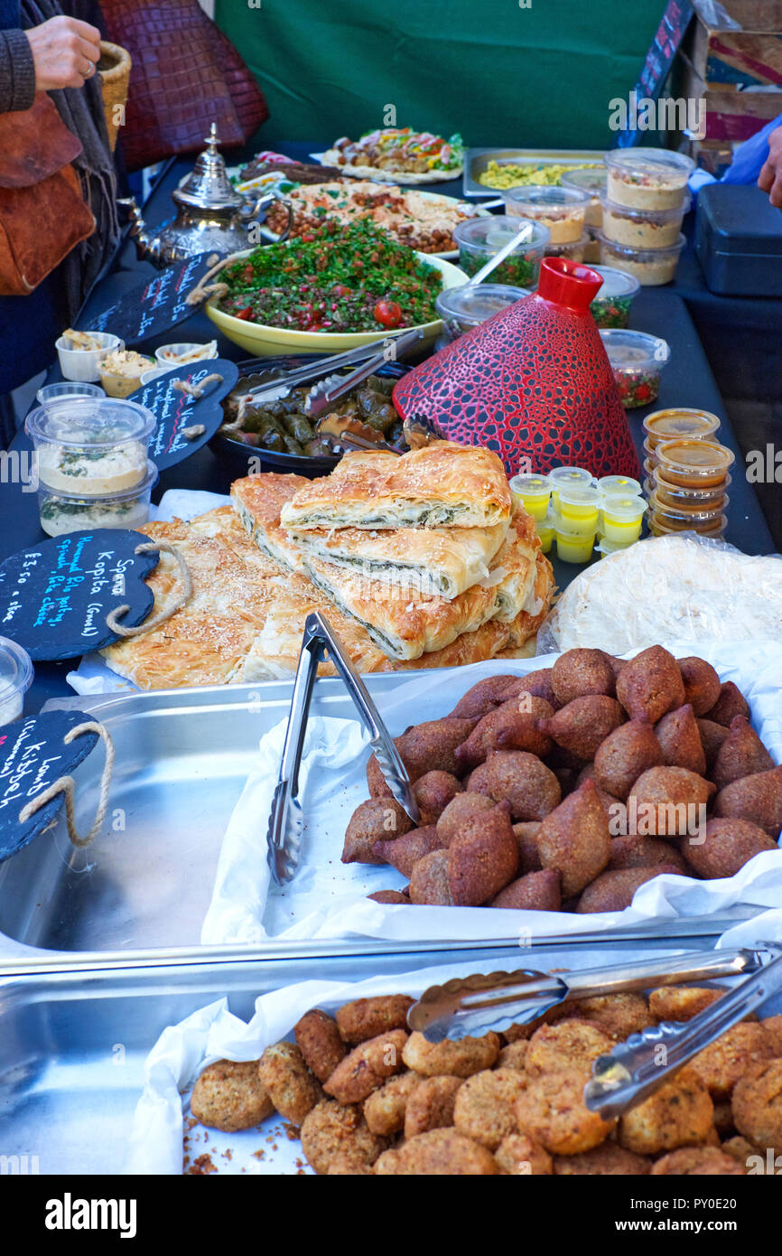 Middle Eastern Food Markt in Wells, Somerset, UK Abschaltdruck Stockfoto