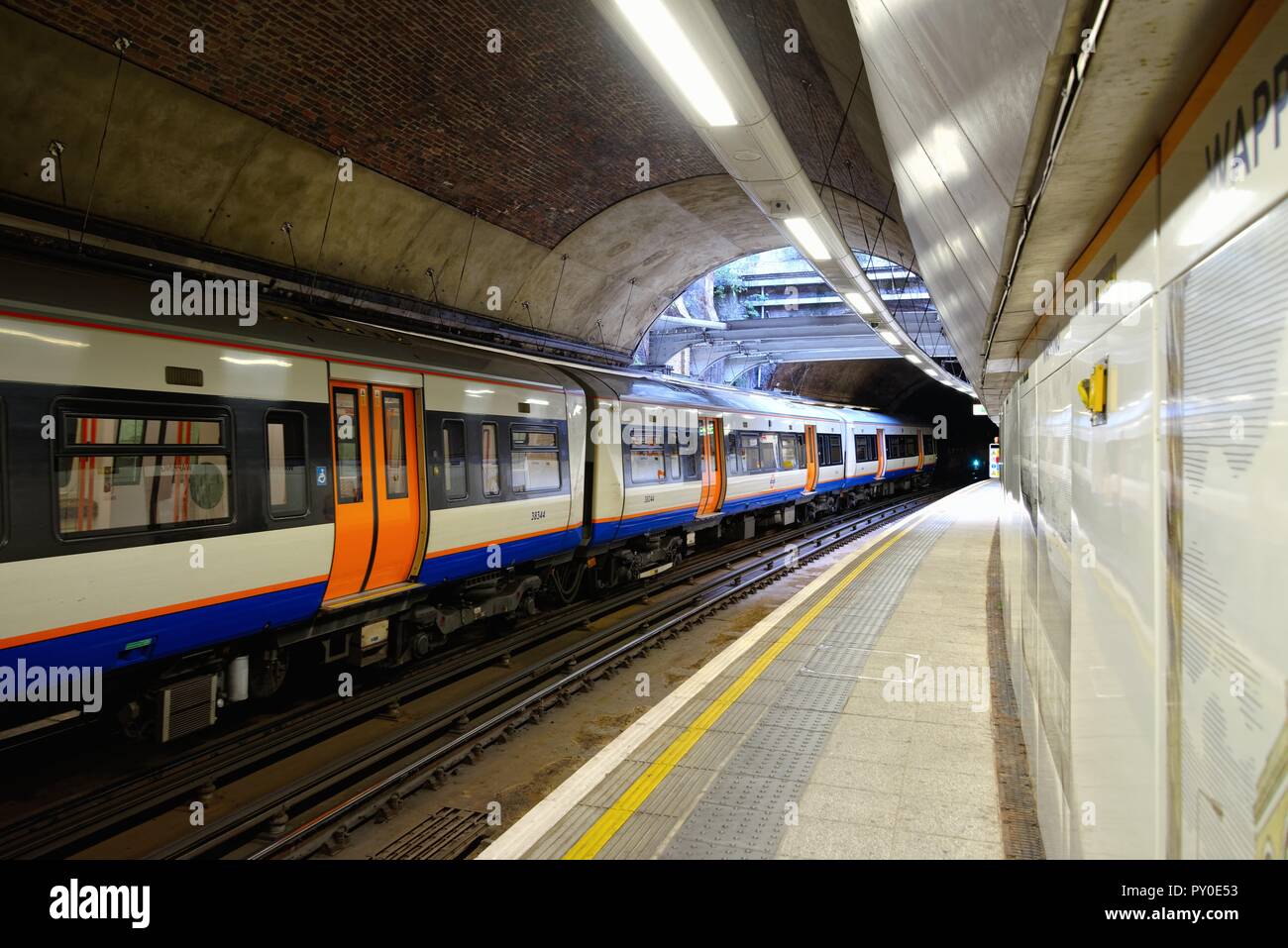 S-Bahn in Wapping Station East London England Großbritannien Stockfoto