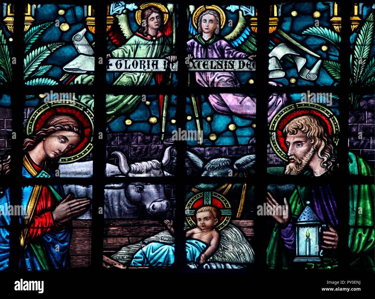 Heilige Familie, Tiere und Engel in stabil in Alte bemalte Glasfenster in der Kirche von San Sebastian, nur Alle - Stahl Kirche in Asien, Manila, Philippinen Stockfoto