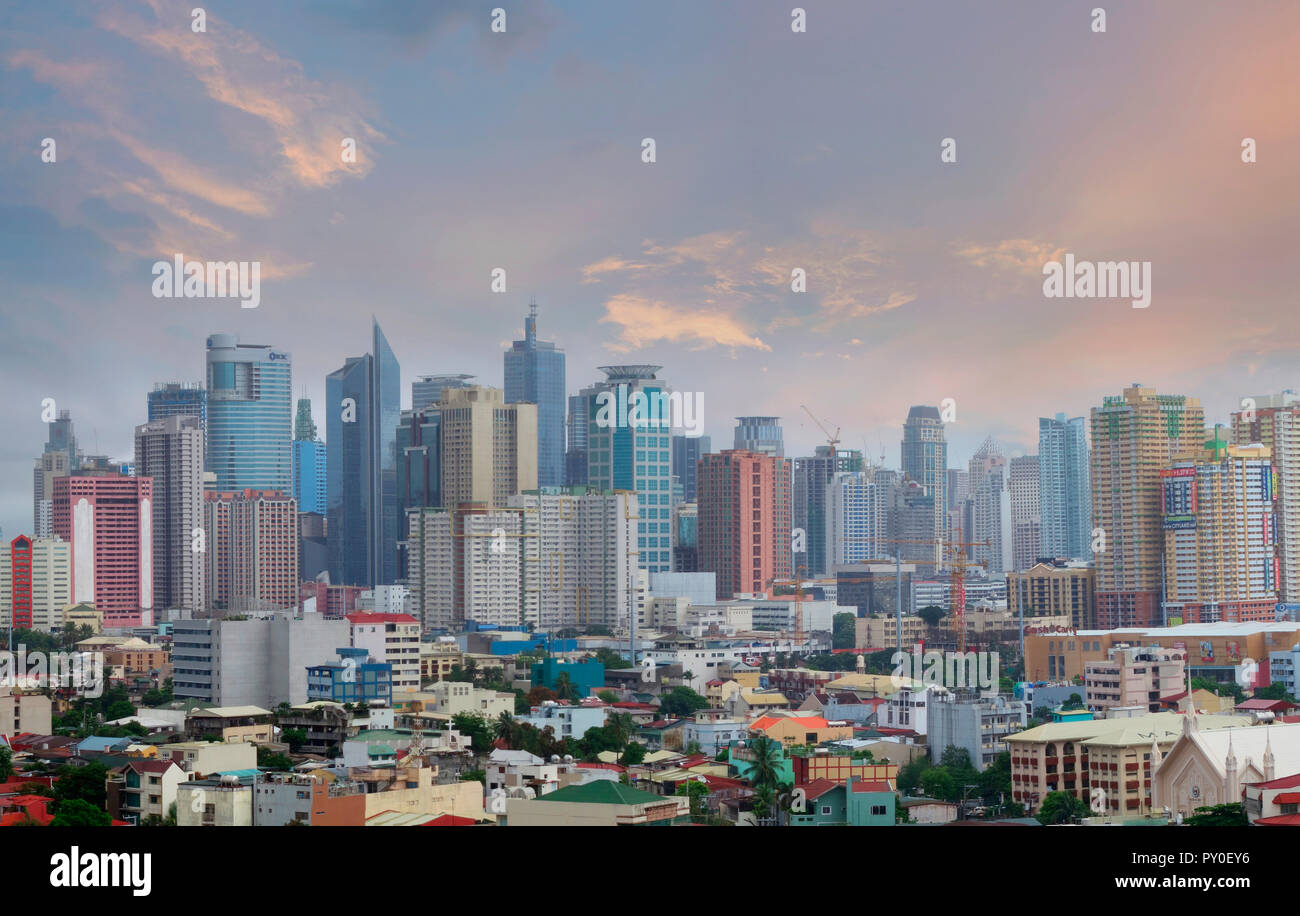 Die moderne Stadt mit Wolkenkratzern bei Sonnenuntergang, Makati, Manila, Philippinen Stockfoto