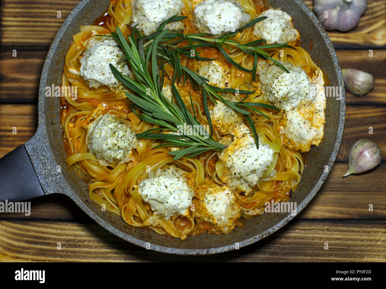 Spaghetti Nester mit chiken Frikadellen und saure Sahne Sauce ...