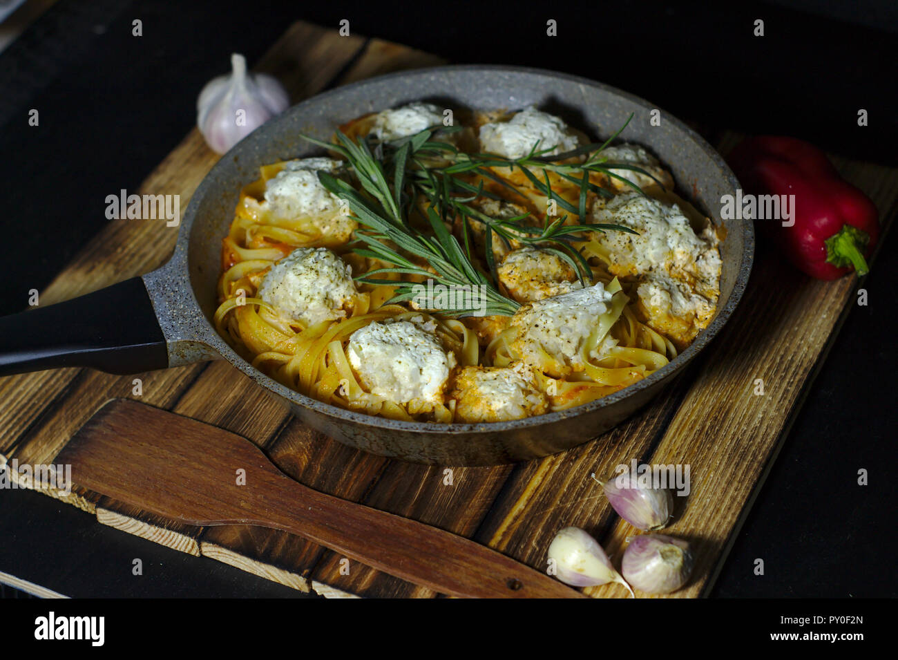 Spaghetti Nester mit chiken Frikadellen und saure Sahne Sauce ...