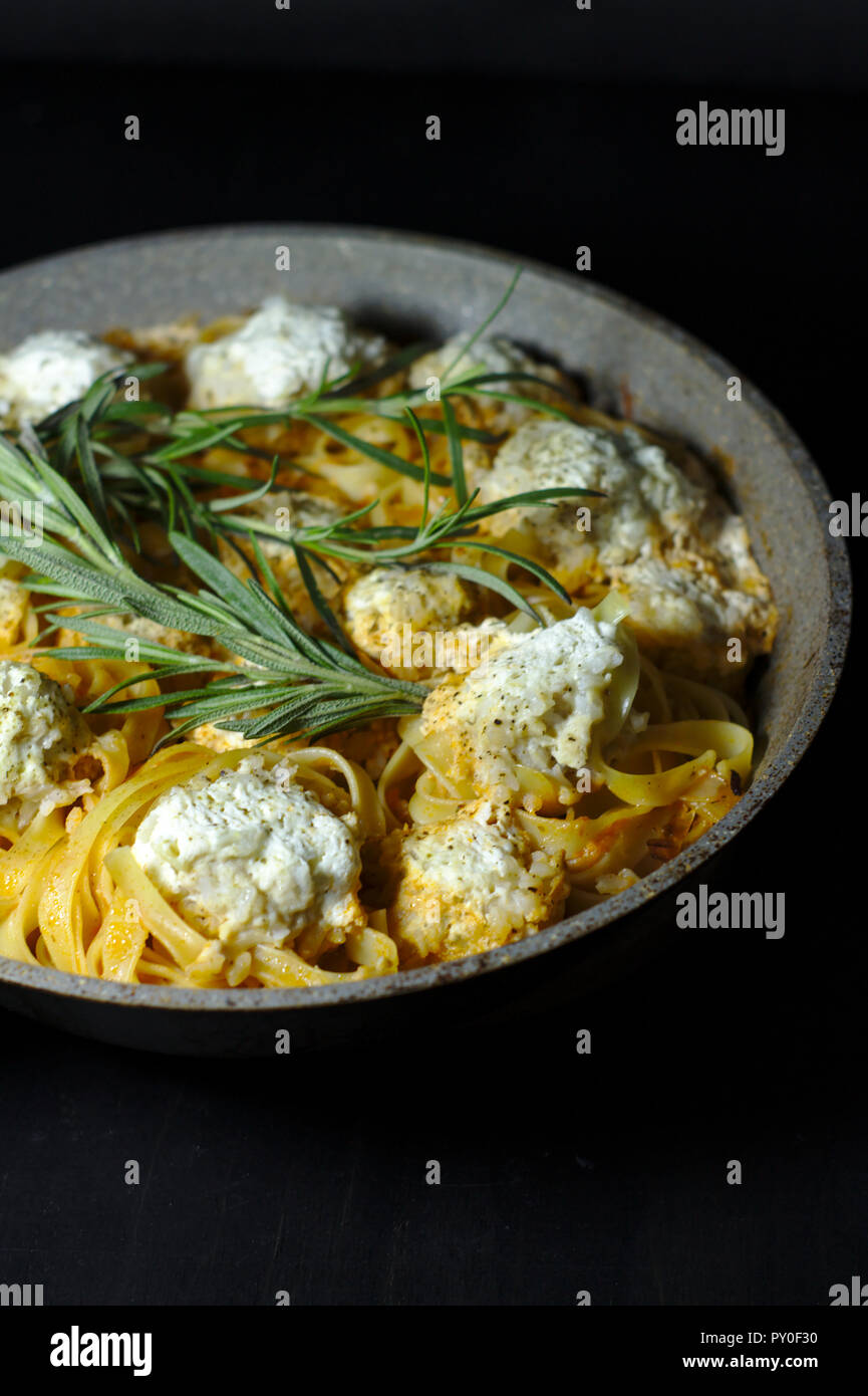 Spaghetti Nester mit chiken Frikadellen und saure Sahne Sauce ...