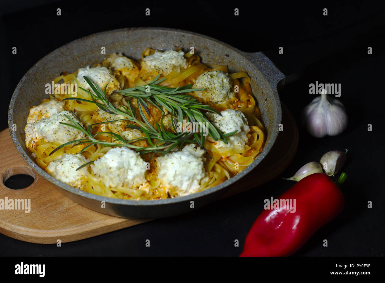 Pasta frikadellen lustig -Fotos und -Bildmaterial in hoher Auflösung ...