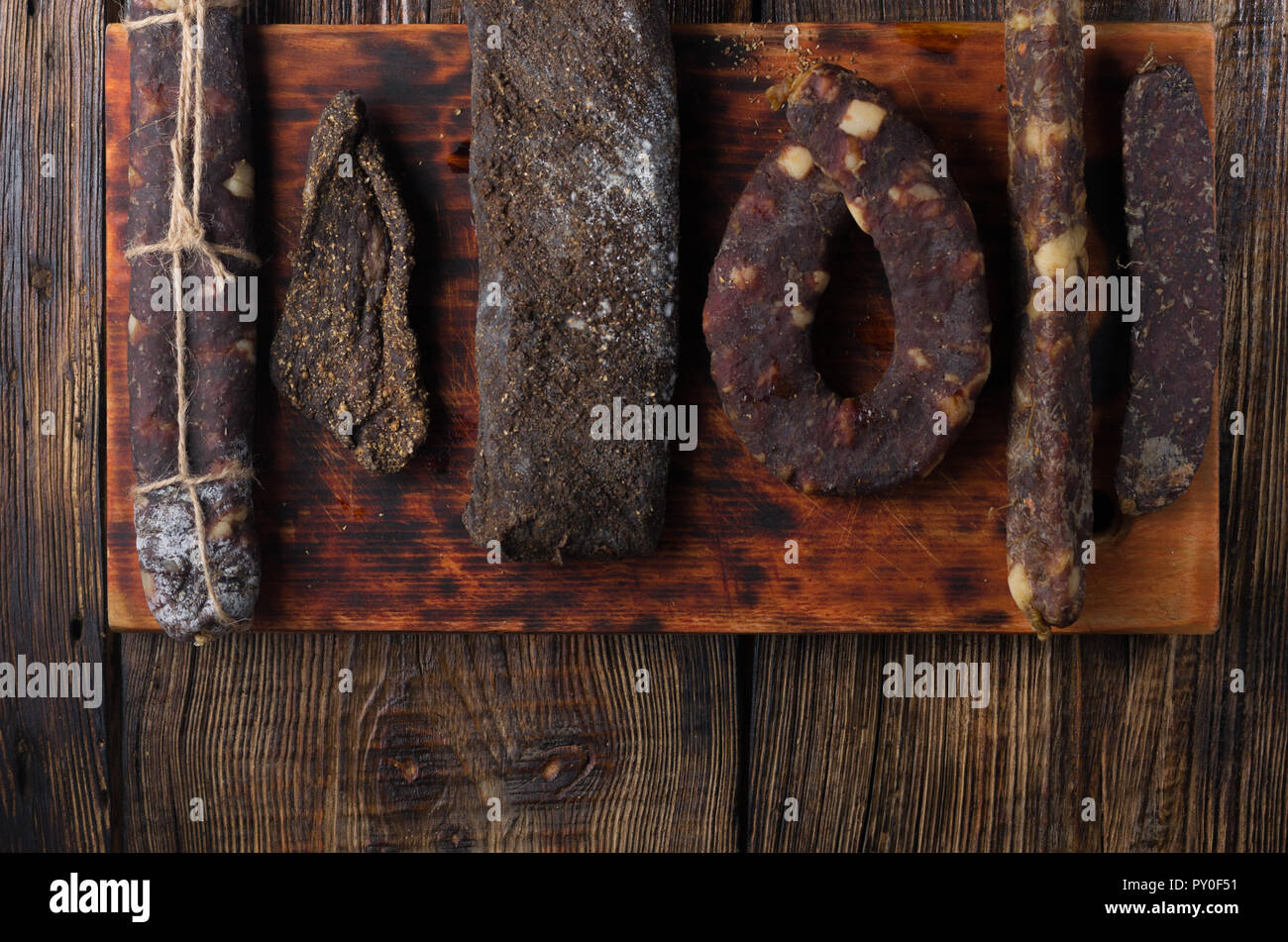 Eine Vielzahl von Fleischerzeugnissen. Fleisch von unterschiedlichen Formen. Stockfoto