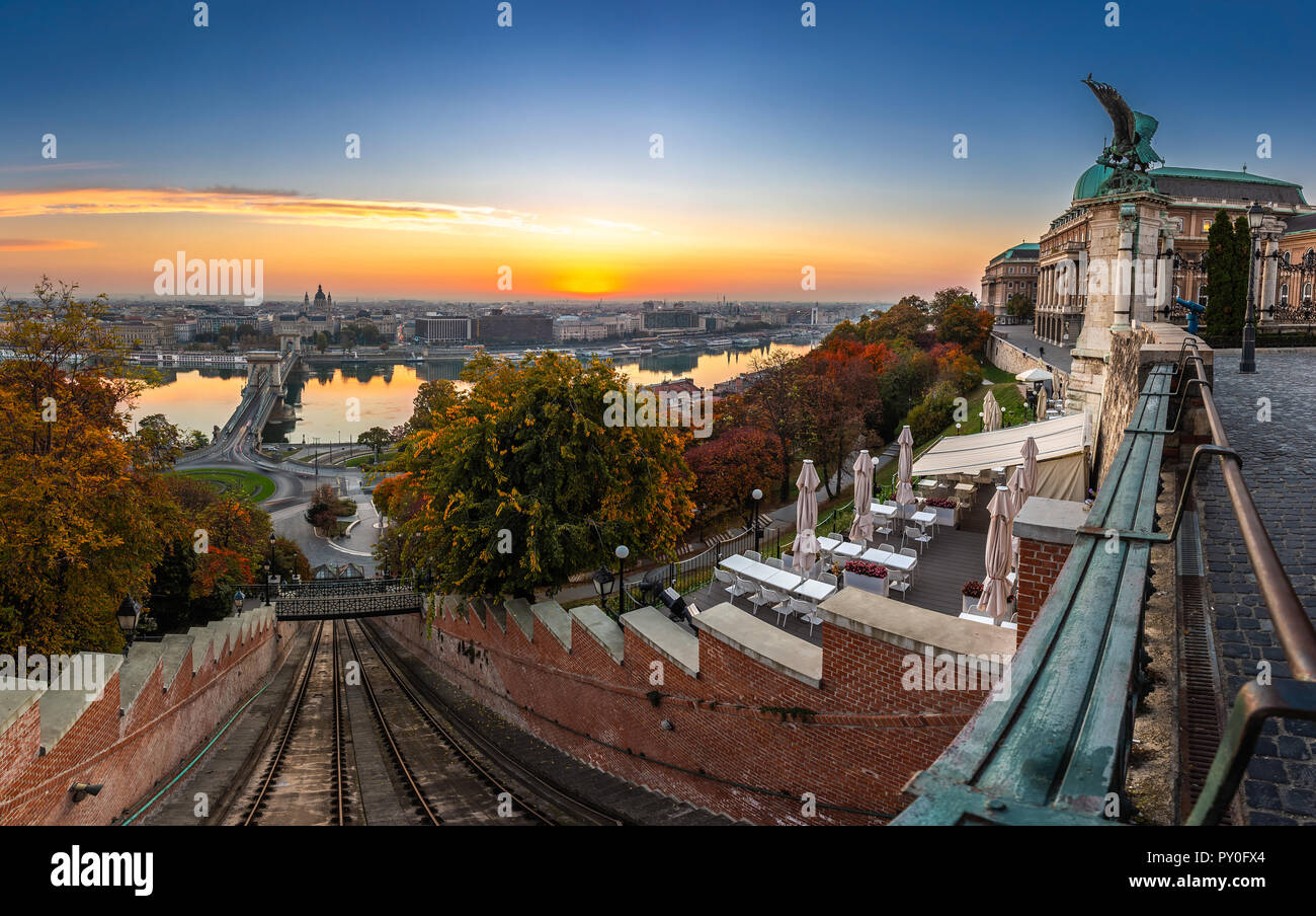 Budapest, Ungarn - Budapest Castle Hill Standseilbahn (Budavari Siklo) Schiene und Buda Castle Royal Palace bei Sonnenaufgang. Széchenyi Kettenbrücke, Fluss Danub Stockfoto