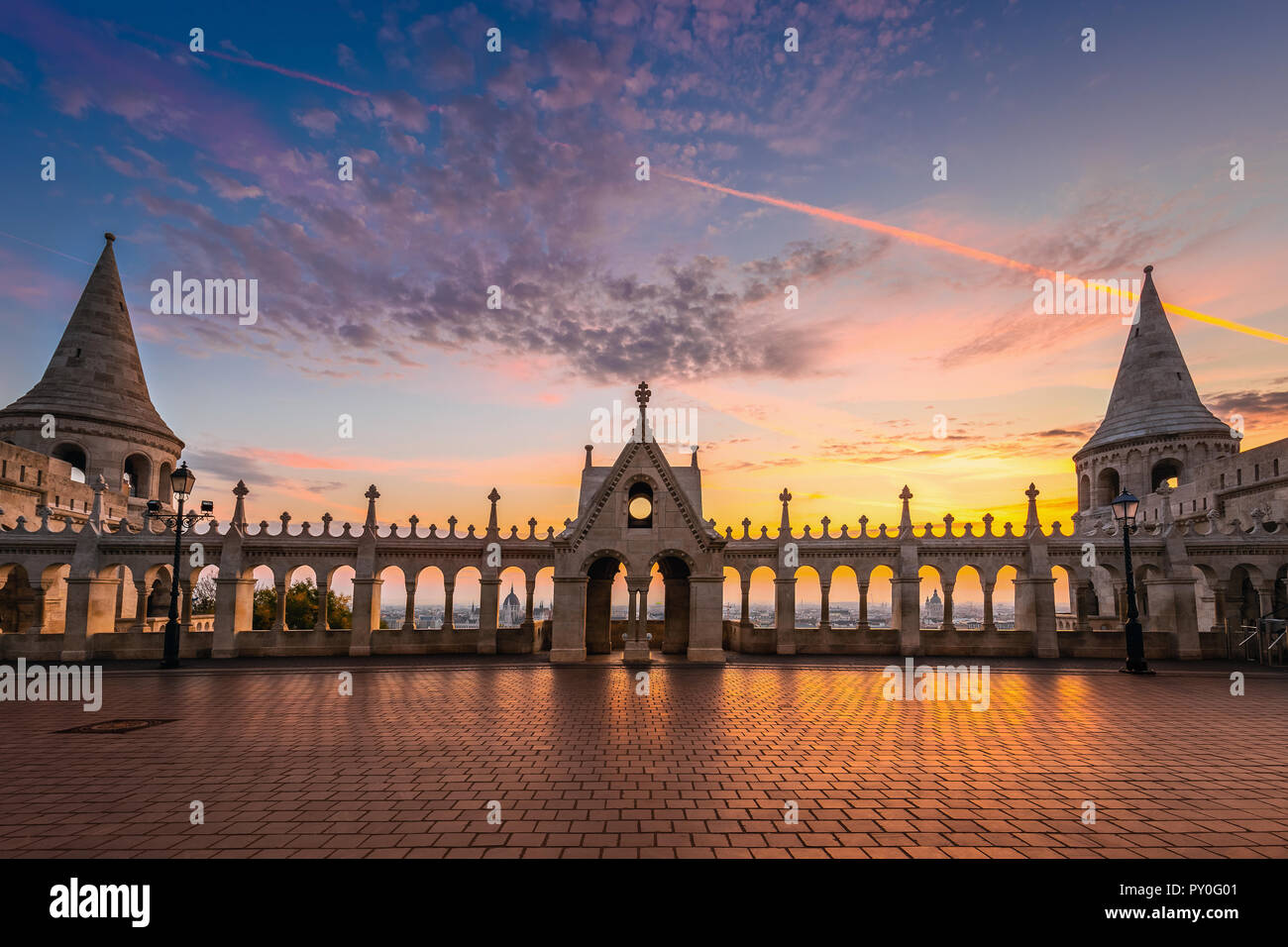Budapest, Ungarn - Schöne golden Sunrise am Fisherman's Bastion mit dem Parlament Ungarns und der St. Stephans Basilika im Hintergrund mit bunten Stockfoto