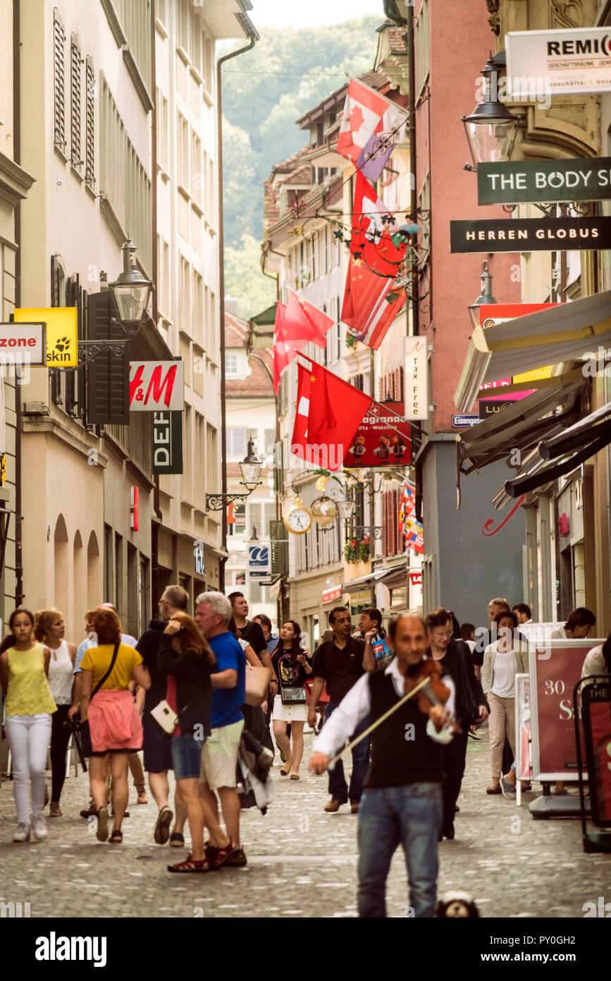 Schmale Straße an der alten Stadt, Luzern, Schweiz Stockfoto