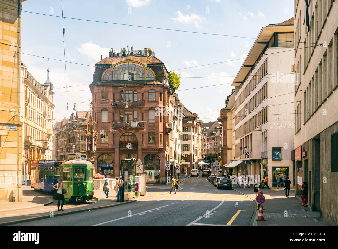 Überfüllten Stadt Straße und Fischmarkt mit Wohnhäusern, Basel, Schweiz Stockfoto