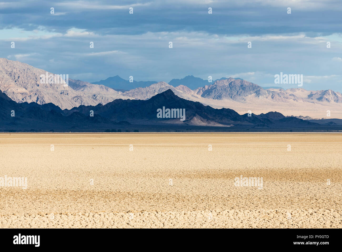 Dramatische Berge Schatten im Soda trockenen See in der Mojave National Preserve in der Nähe von Zzyzx und Bäcker in San Bernardino County, Kalifornien. Stockfoto