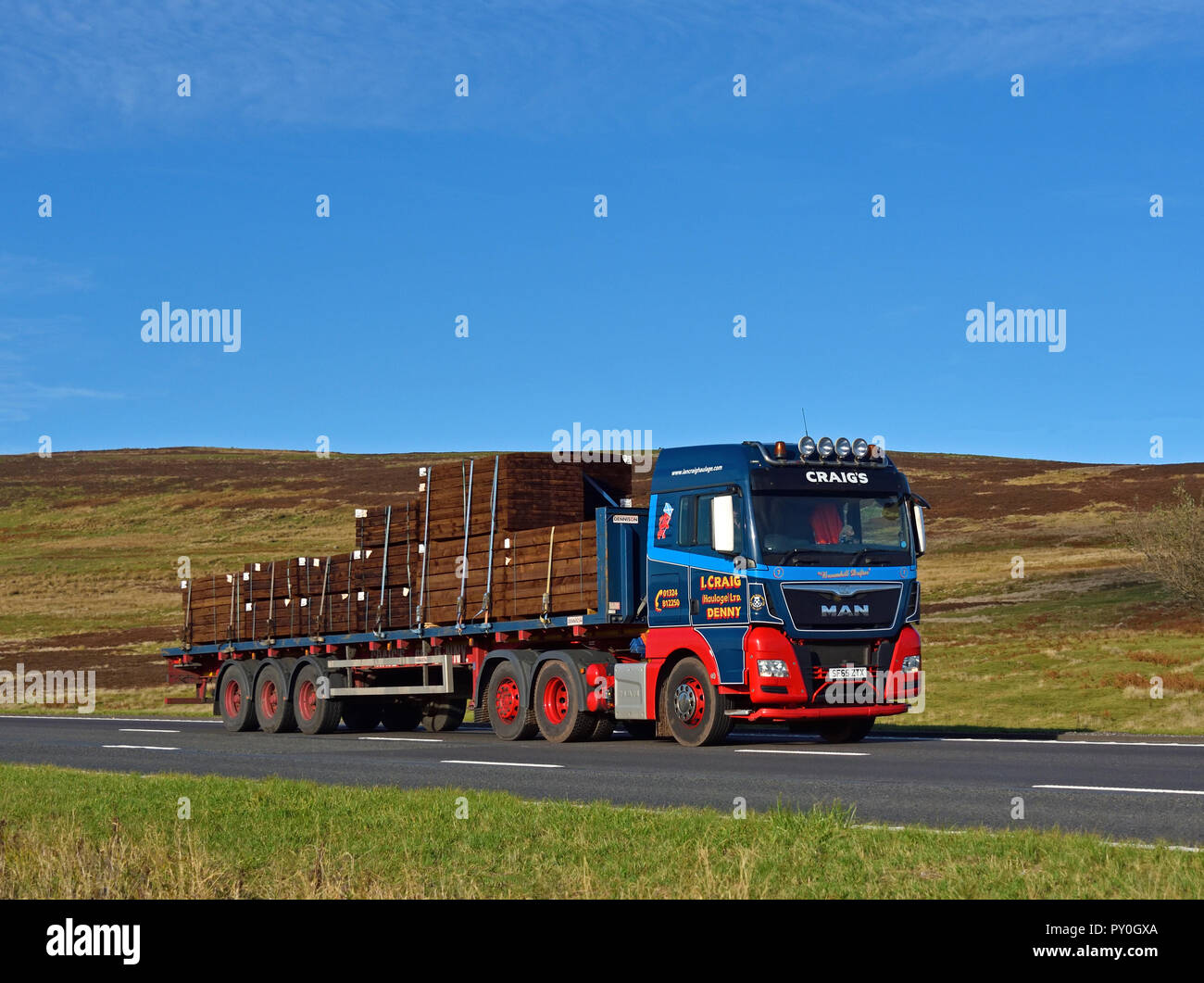 Ian Craig (Spedition) Limited, Denny, LKW mit Ladung von Holzplatten. Autobahn M6 Southbound Fahrbahn, Shap, Cumbria, England, Vereinigtes Königreich, Europa Stockfoto