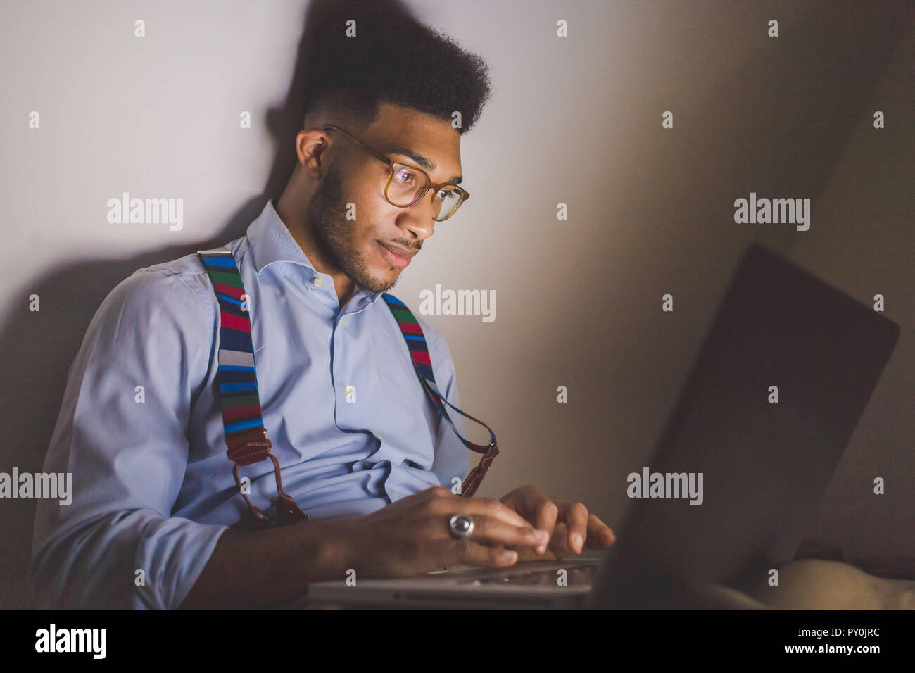 Junge schwarze Mann indoor Sofa mit Laptop - Telearbeit, Business, Technologie Konzept Stockfoto