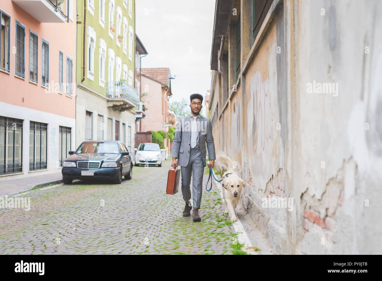 Junge schwarze business Man Walking im Freien zu arbeiten - Wirtschaft, Arbeit, Job Konzept Stockfoto