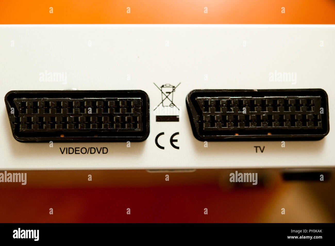 Dvd Video Scart Anschluss Und Tv Scart Anschluss Auf Der Ruckseite Der Set Top Box Einheit Stockfotografie Alamy
