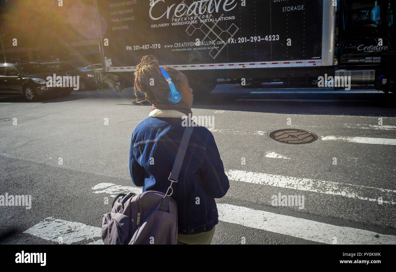 Eine tausendjährige ihr Beats von Dr. Dre Kopfhörer tragen in New York am Dienstag, 23. Oktober 2018. Beats ist im Besitz von Apple. (Â© Richard B. Levine) Stockfoto