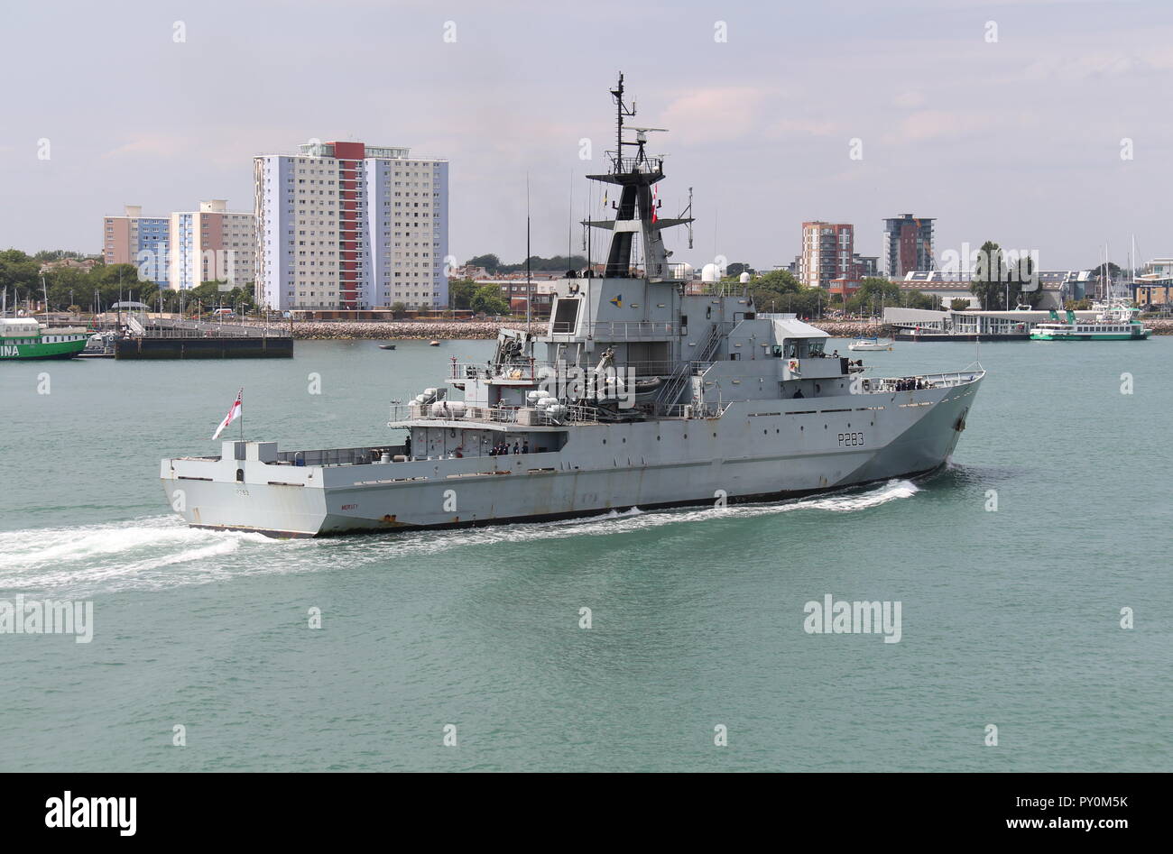 Die Royal Navy off-shore Patrol Schiff HMS Mersey an ihrem Haus Hafen von Portsmouth, Großbritannien anreisen, am 24. Juli 2018. Stockfoto