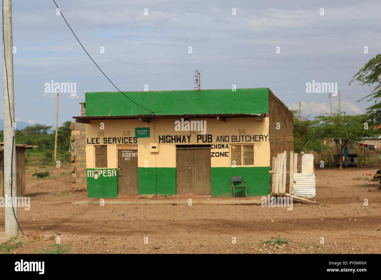 Kleine gewerbliche Gebäude entlang der Autobahn A2 in Ngare Mara, Isiolo County, Kenia. Die Lage ist in der Nähe von Buffalo Springs National Reserve. Stockfoto