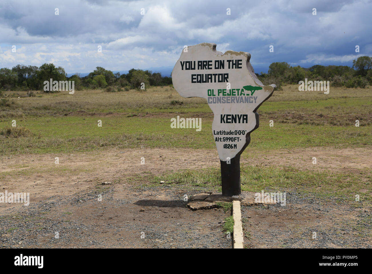 Das Schild, dass Sie auf dem Äquator, an der Ol Pejeta Conservancy in Kenia. Stockfoto