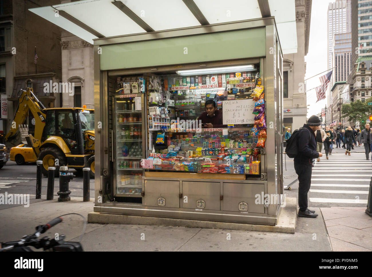 Ein Schild an einem Zeitungskiosk in New York angekündigt, die Ungeheuerlichkeit der Mega Millions Lottery Jackpot, welcher über 2 Mrd. $, am Samstag, dem 20. Oktober 2018 gesehen erreicht hat. (Â© Richard B. Levine) Stockfoto