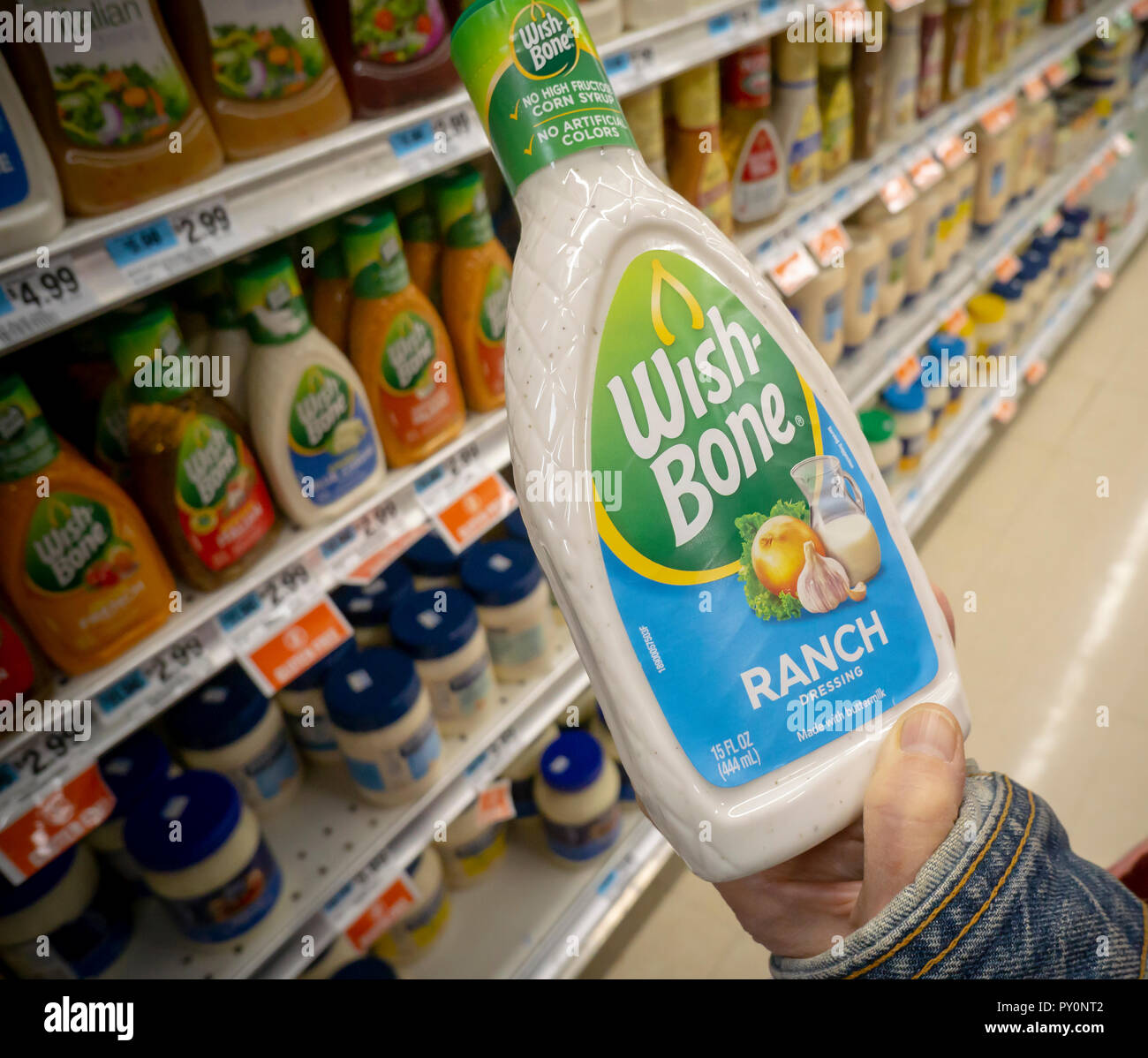Ein shopper wählt eine Flasche Pinnacle Foods Marke Wish-Bone Ranch Salatsoße einen Supermarkt in New York am Dienstag, 23. Oktober 2018. (Â© Richard B. Levine) Stockfoto