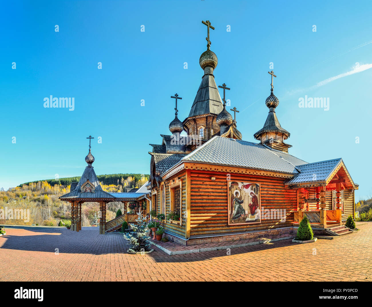 Christlichen Tempel des Heiligen Märtyrer Johannes der Krieger in Novokuznetsk, Russland. Vintage Technologien für den Bau in den Traditionen der hölzernen Archit Stockfoto