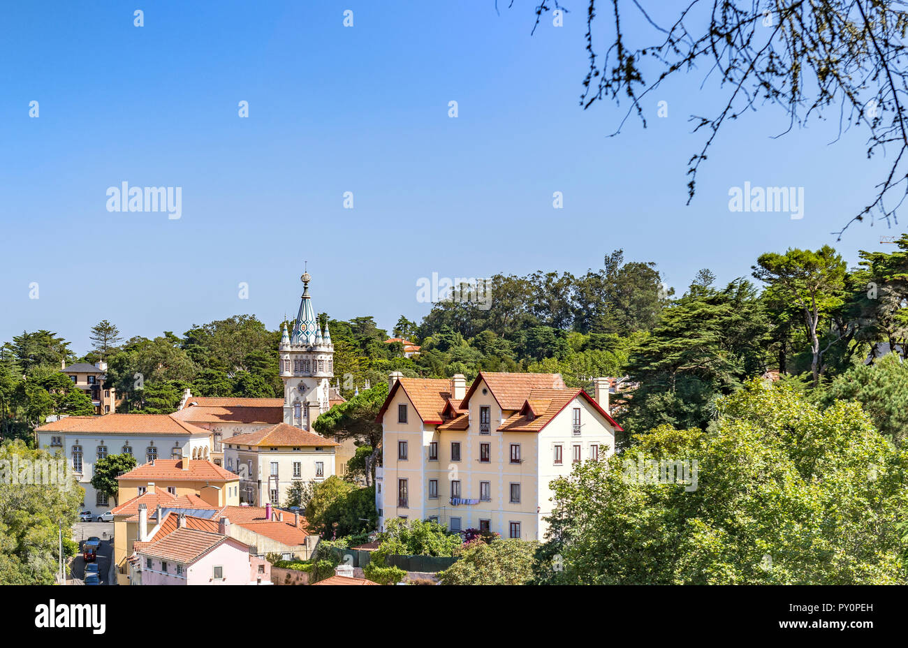 Blick auf Sintra, in dem die Gebäude des Rates überragt vom Königlichen Palast, Sintra, Portugal Stockfoto