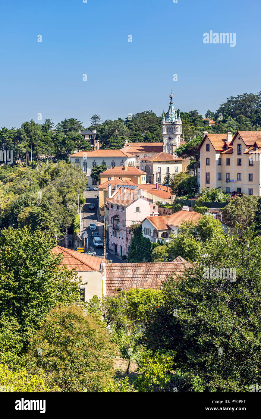 Blick auf Sintra, in dem die Gebäude des Rates überragt vom Königlichen Palast, Sintra, Portugal Stockfoto