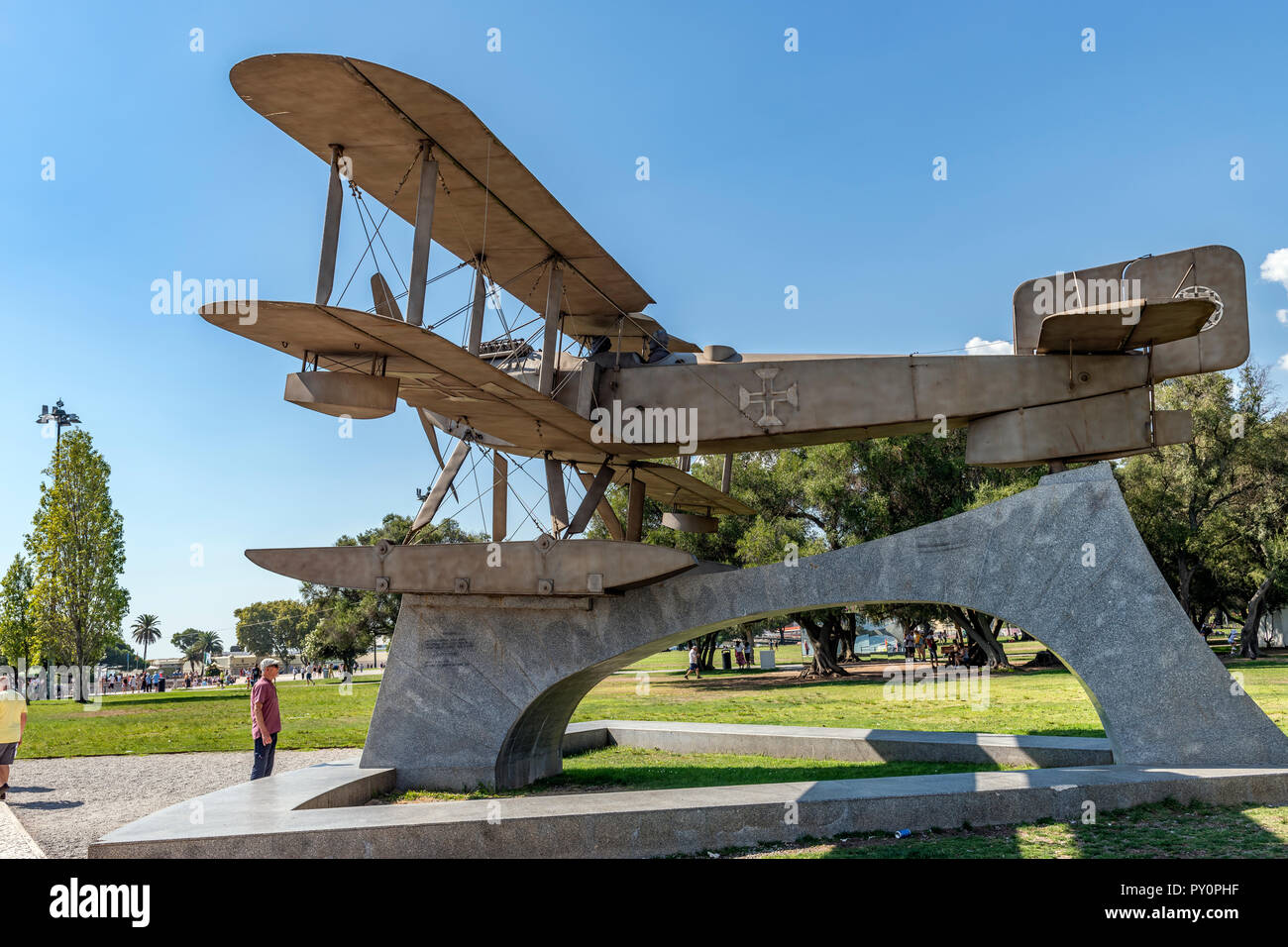 Commemorative Statue in Erinnerung der ersten South Atlantic Crossing von Gago Coutinho und Sacadura Cabral in einem Fairey III-D MkII Wasserflugzeug 1922 Stockfoto