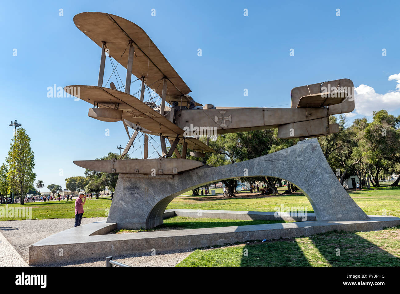 Commemorative Statue in Erinnerung der ersten South Atlantic Crossing von Gago Coutinho und Sacadura Cabral in einem Fairey III-D MkII Wasserflugzeug 1922 Stockfoto