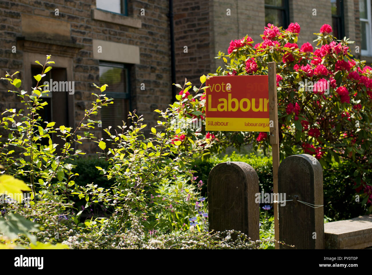 Abstimmung der Arbeit - ein Zeichen auf einem gatepost in einem North Derbyshire Stadt. Stockfoto