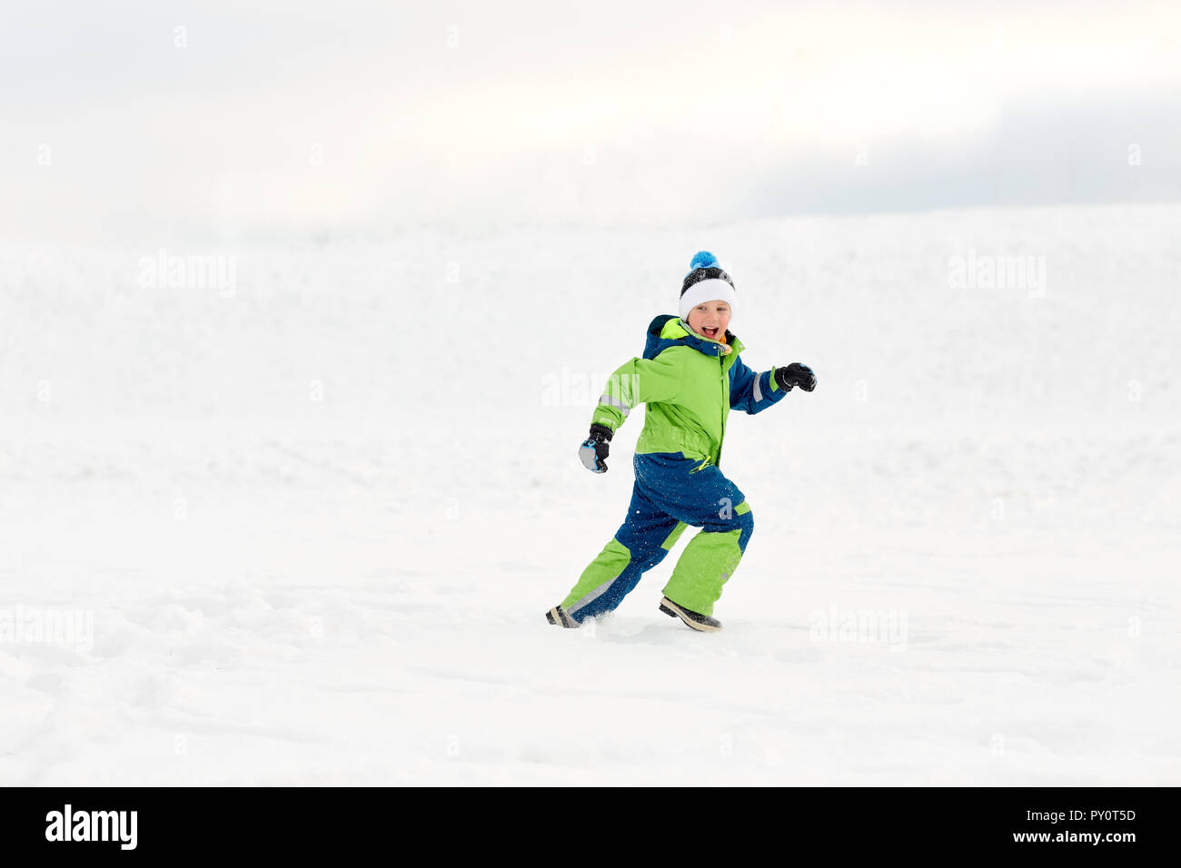 Happy Boy Spaß im Freien im Winter Stockfoto