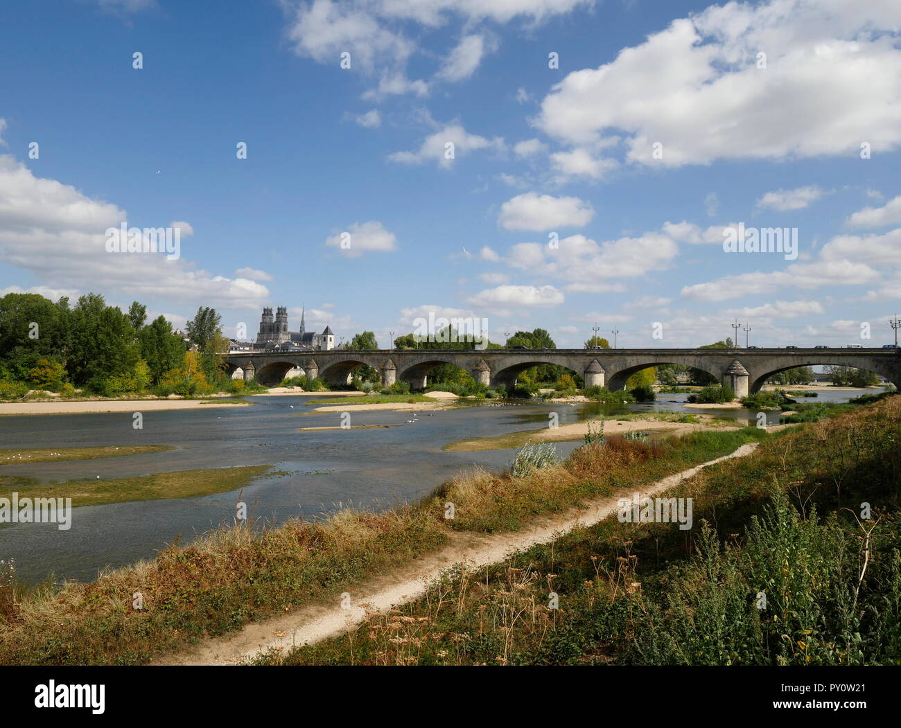 AJAXNETPHOTO. ORLEANS, Frankreich. - TURNER malte hier - BLICK VON SÜDEN ÜBER DEN FLUSS LOIRE AUS DER ALTEN QUAI NEUF ETWA AUS DEM ENGLISCHEN Künstler Joseph Mallord William Turner (1775-1851) skizziert BLICK AUF DIE GEORGE V BRÜCKE UND SAINTE-CROIX KATHEDRALE AUF SEINER TOUR 1826 AN DER LOIRE. Foto: Jonathan Eastland/AJAX REF: GX8_182009_482 Stockfoto