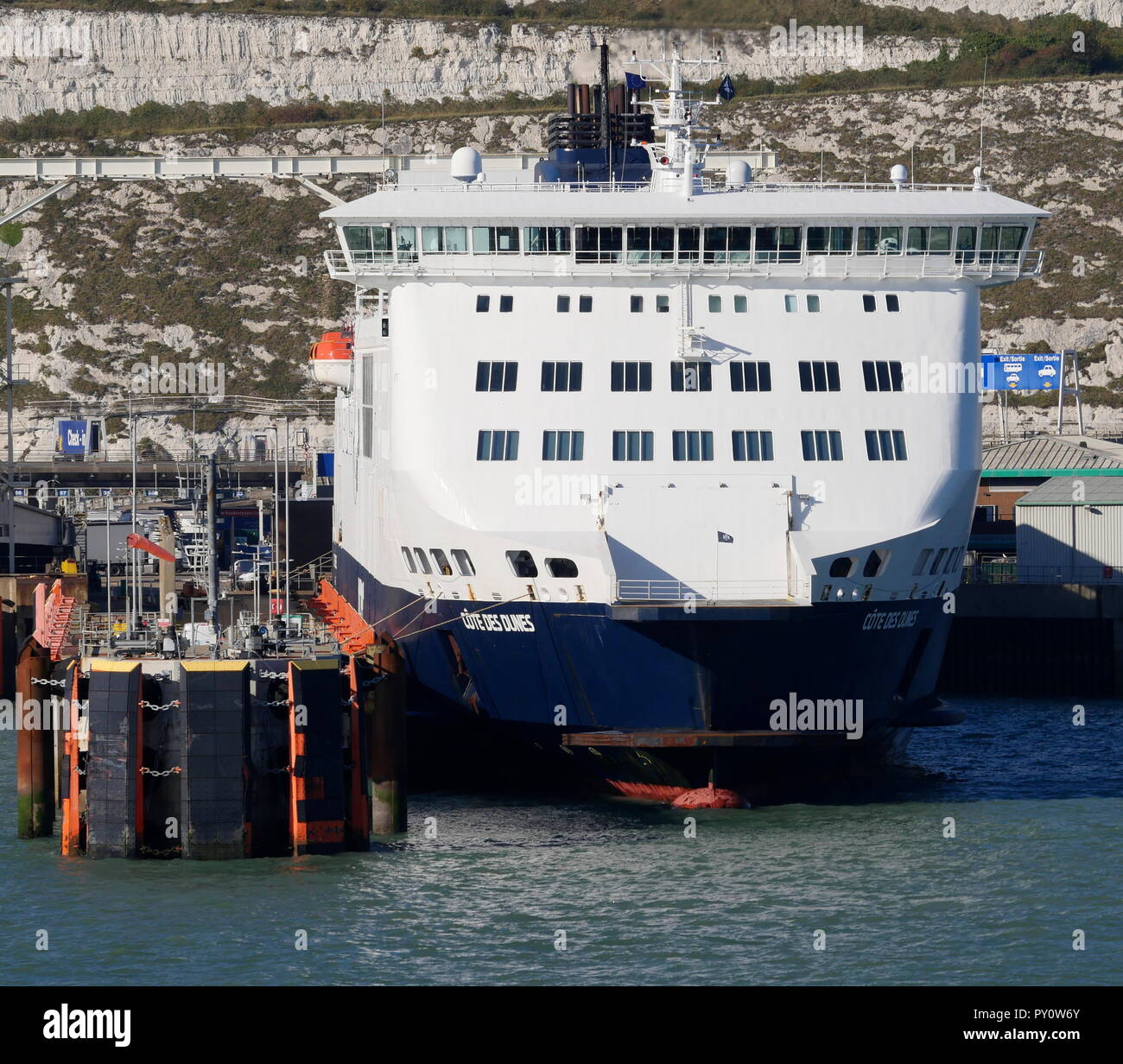 AJAXNETPHOTO. 2018. DOVER, ENGLAND. - CROSS CHANNEL AUTO- und PASSAGIERFÄHRE DFDS COTE DES DUNES VERTÄUT IM HAFEN. Foto: Jonathan Eastland/AJAX REF: GX8_180910_907 Stockfoto