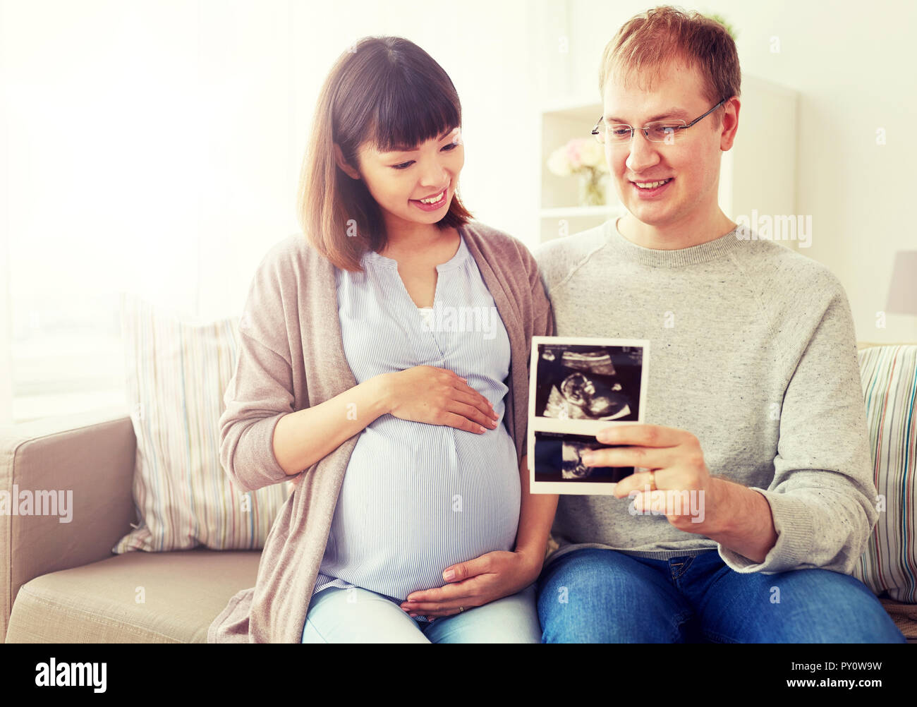 Glückliches Paar mit Ultraschall Bilder zu Hause Stockfoto