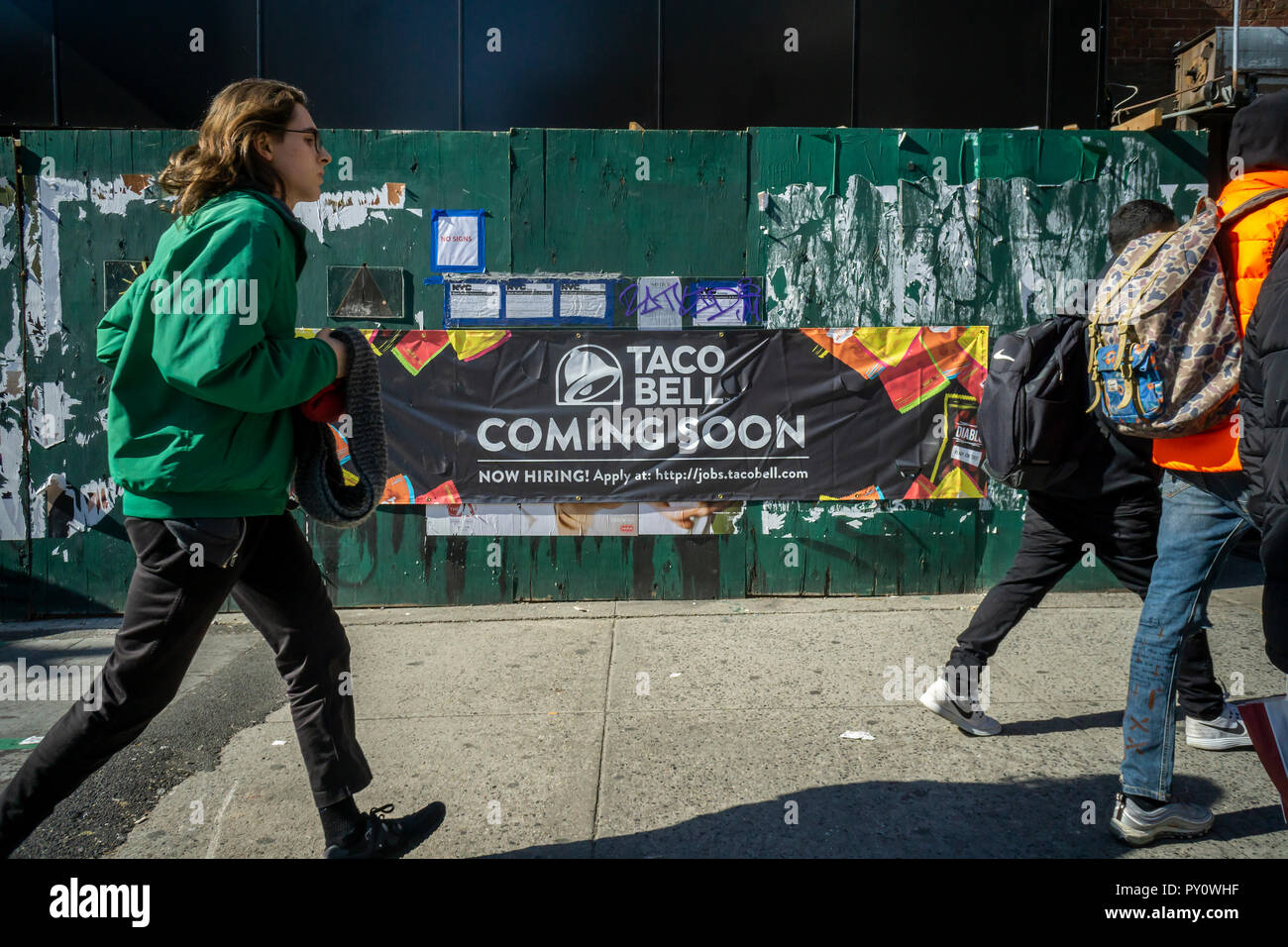 Signage auf das Äußere eines künftigen Taco Bell Cantina in Chelsea in New York verkündet, dass das Restaurant franchise Einstellung ist, am Dienstag, 23. Oktober 2018 gesehen. Taco Bell eröffnet kleineren Format Cantina und städtischen In-Line Restaurants in New York City mit Annehmlichkeiten wie Wi-fi und lokalen Kunstwerken mit der cantinas Alkohol. (© Richard B. Levine) Stockfoto