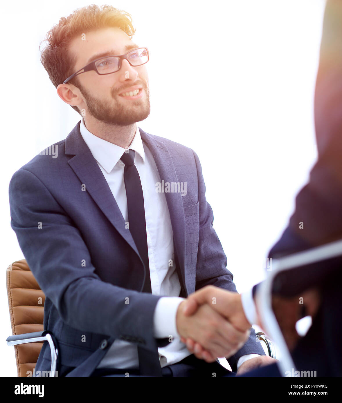 Zwei junge Unternehmer begrüßen, Business Center collage Stockfoto