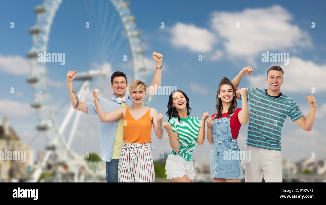 Gerne Freunde Faustpumpe über Riesenrad Stockfoto