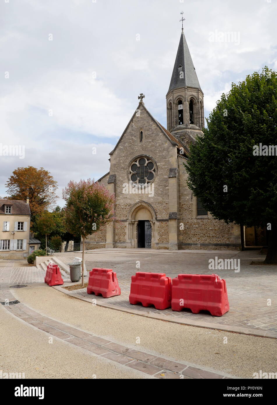 AJAXNETPHOTO. 2018. LOUVECIENNES, Frankreich. - Kirche - EGLISE SAINT-MARTIN - IN DER MITTE DES DORFES. Foto: Jonathan Eastland/AJAX REF: GX8 181909 412 Stockfoto