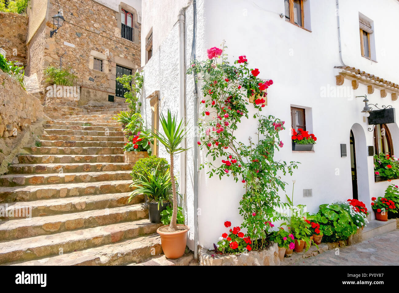 Alte steinerne Treppen und malerischen Fassade des Hauses in der Altstadt von Tossa de Mar, Costa Brava, Katalonien, Spanien Stockfoto