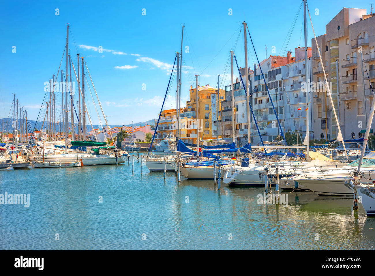 Stadtbild mit Marina von Empuriabrava Resort. Costa Brava, Katalonien, Spanien Stockfoto