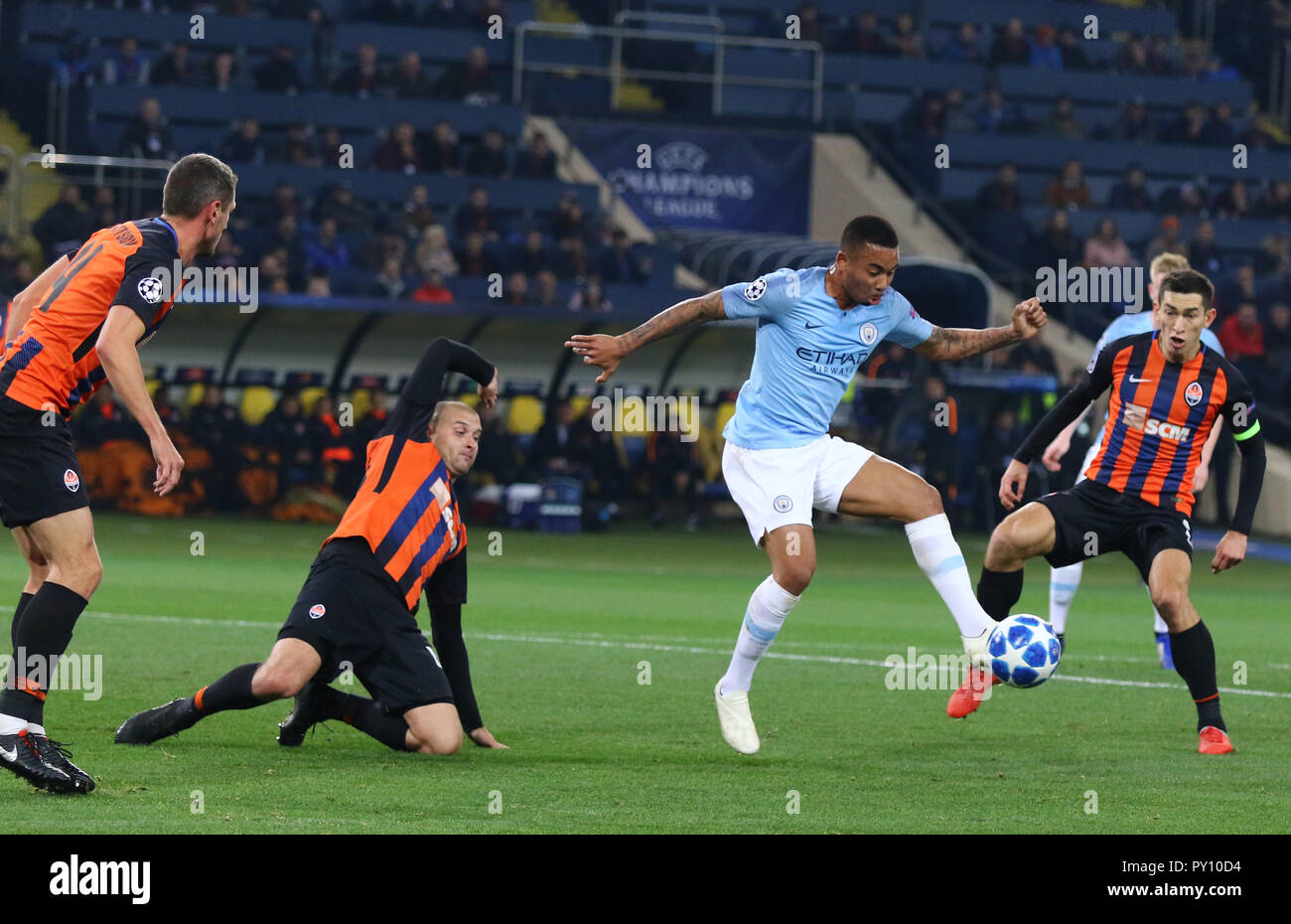 Charkow, Ukraine. 23. Oktober, 2018. Gabriel Jesus von Manchester City (C) kämpft für eine Kugel mit Shakhtar Donetsk Spieler während der UEFA Champions Stockfoto
