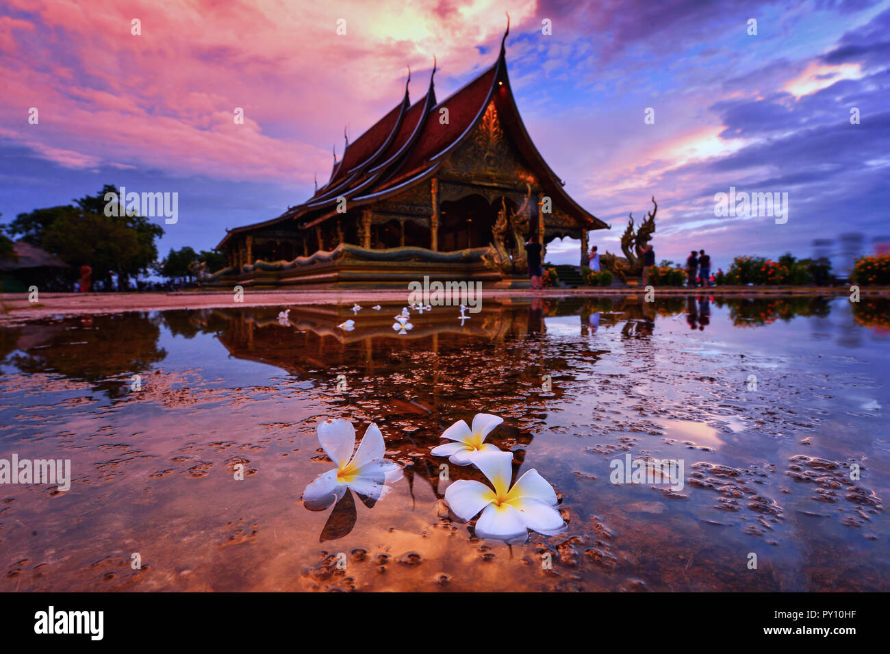 Sirindhorn Wararam Phu Prao Tempel (Wat Phu Prao) bei Sonnenuntergang, Ubon Ratchathani, Thailand Stockfoto
